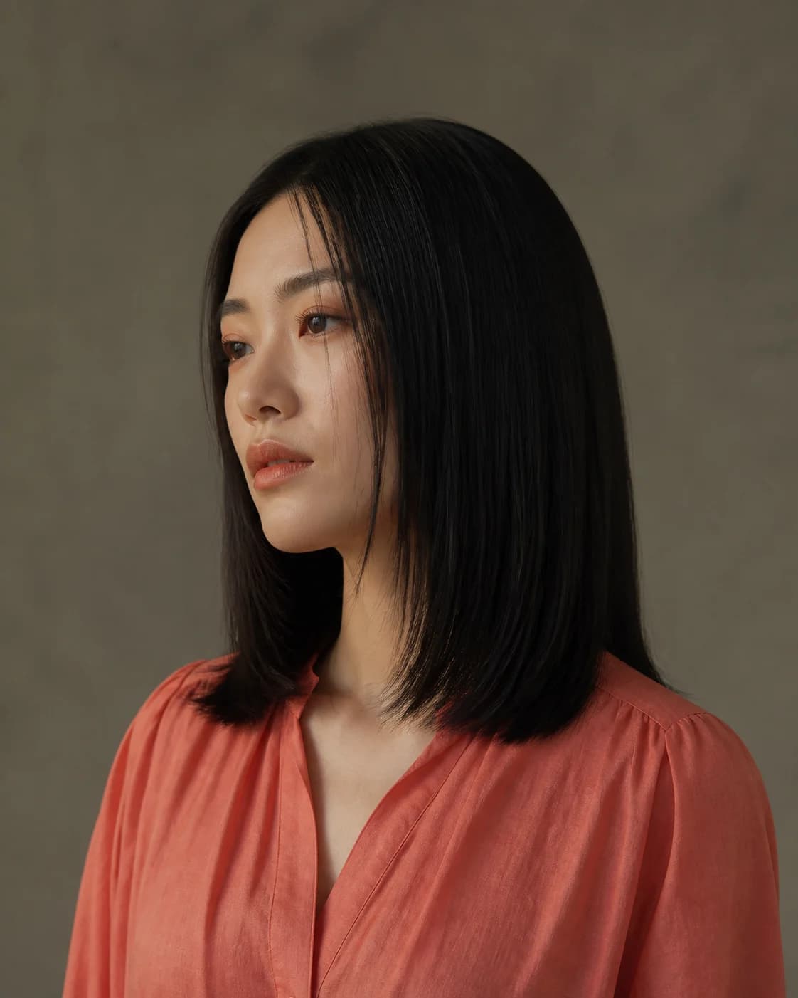 Straight collarbone-length haircut with a clean, visible perimeter